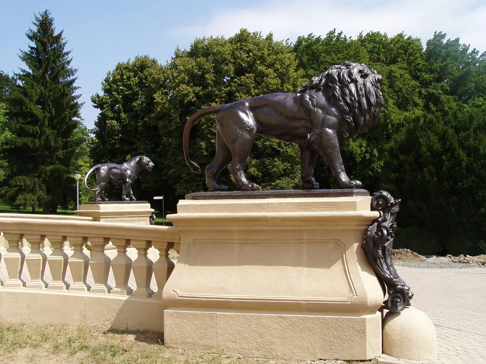 Sochy levov pri vstupe do kaštieľa Humenné